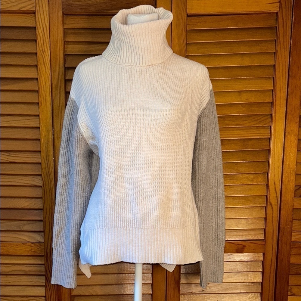 Women's White and Gray Sweater